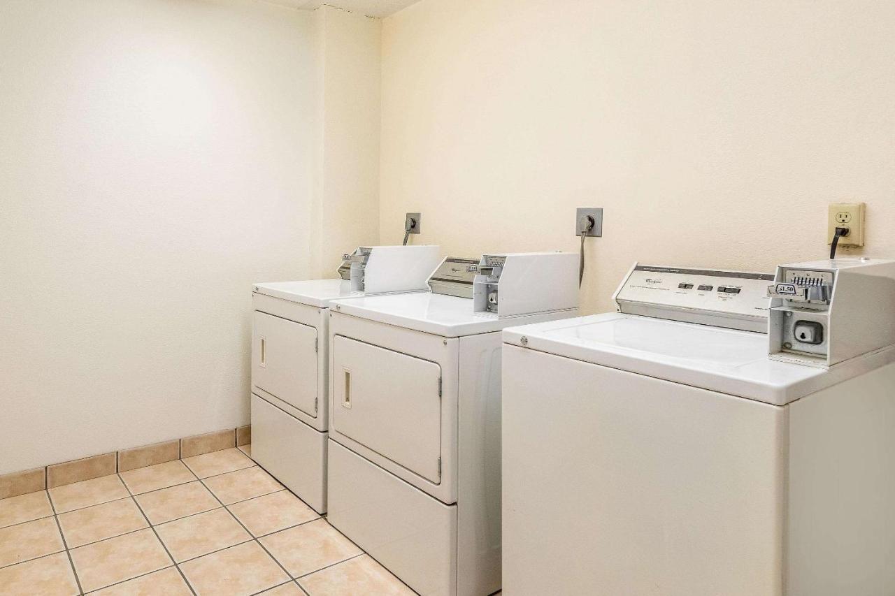 Econo Lodge Albert Lea Bagian luar foto
